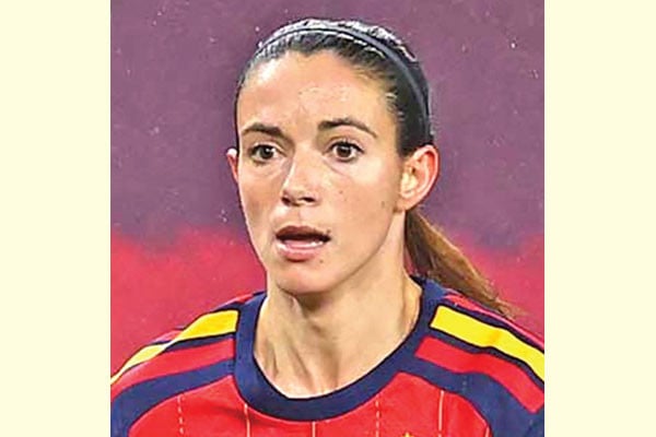 পা ভেঙে মাঠের বাইরে