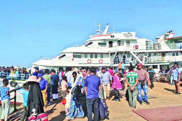 ১১৭৪ পর্যটক নিয়ে সেন্ট মার্টিনে গেল প্রথম জাহাজ