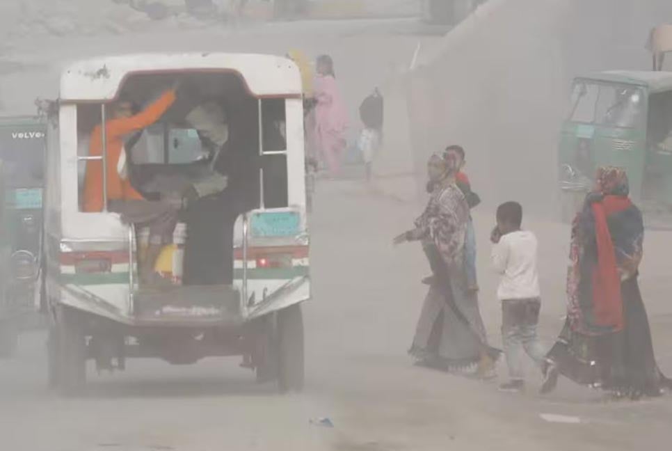 দূষণের তালিকায় আজ তৃতীয় ঢাকা, বাতাস 'খুব অস্বাস্থ্যকর'