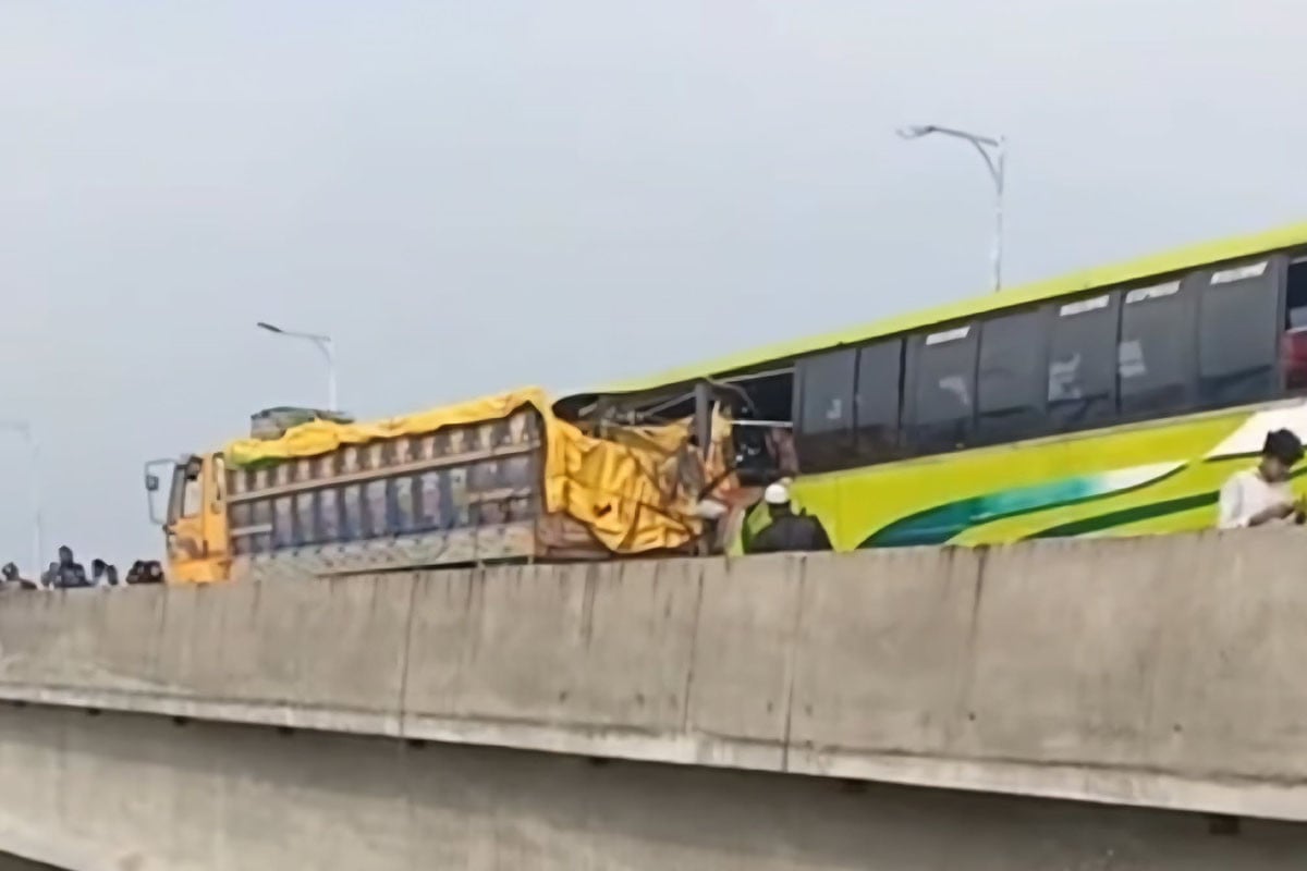 শিবচরে এক্সপ্রেসওয়েতে বাস–ট্রাক সংঘর্ষে নিহত ৩, আহত ১৫