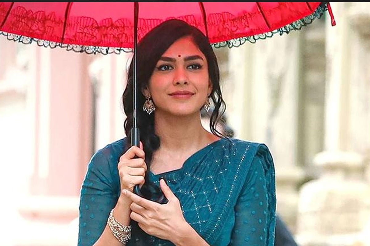 ক্রিকেটারের সঙ্গে প্রেম করছেন ম্রুণাল ঠাকুর!