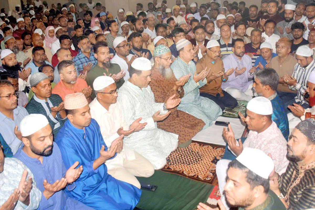 খালেদা জিয়ার সুস্থতা কামনায় বগুড়ায় যুবদলের দোয়া মাহফিল