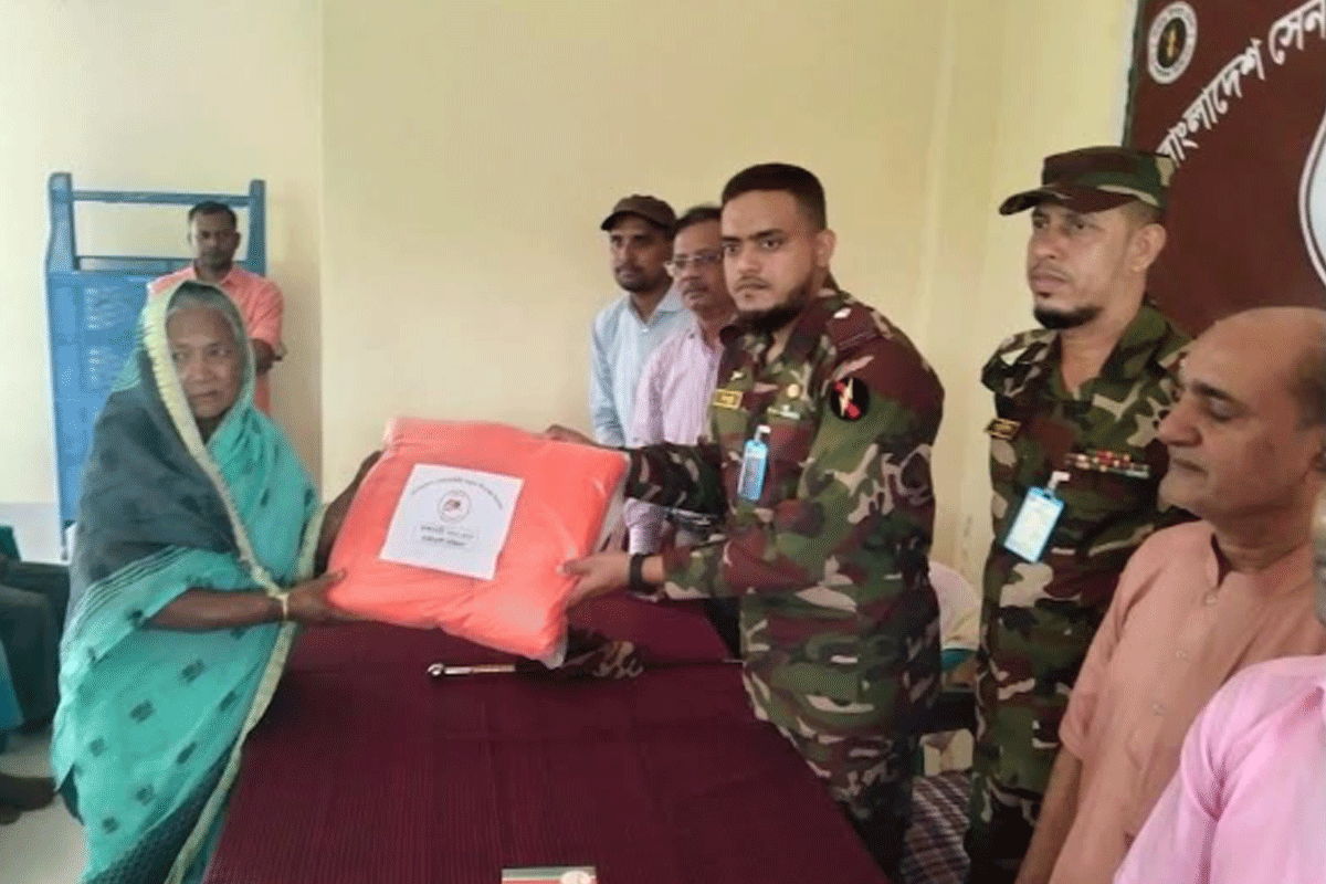 রাঙামাটিতে পুরোহিত-সেবাইতদের সেনাবাহিনীর শীতবস্ত্র বিতরণ