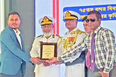 মোংলা বন্দরে কৃতিত্বপূর্ণ অবদানে অ্যাওয়ার্ড পেল বসুন্ধরা