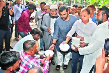 খালেদা জিয়ার সুস্থতা কামনায় দোয়া ও দুস্থদের মাঝে খাবার বিতরণ