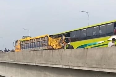 শিবচরে এক্সপ্রেসওয়েতে বাস–ট্রাক সংঘর্ষে নিহত ৩, আহত ১৫