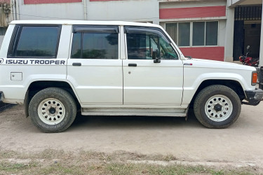 পুলিশের ধাওয়া খেয়ে জিপ ফেলে পালালো ডাকাতদল