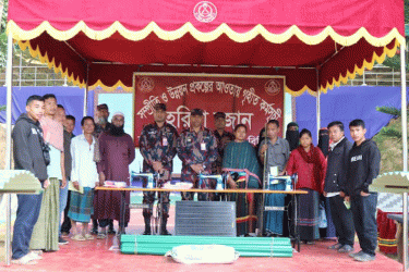 পাহাড়ে সুবিধা বঞ্চিতদের বিজিবির সহায়তা
