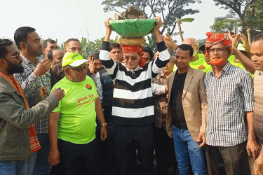 স্বেচ্ছাশ্রমে খেলার মাঠ সংস্কার করলেন দুলুসহ বিএনপির নেতাকর্মীরা