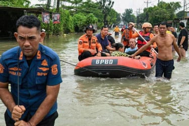 ইন্দোনেশিয়ায় বন্যায় মৃত্যু বেড়ে ৭১২, নিখোঁজ পাঁচ শতাধিক