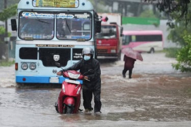 শ্রীলঙ্কায় বন্যায় মৃত্যু বেড়ে ৪১০, নিখোঁজ ৩৩৬