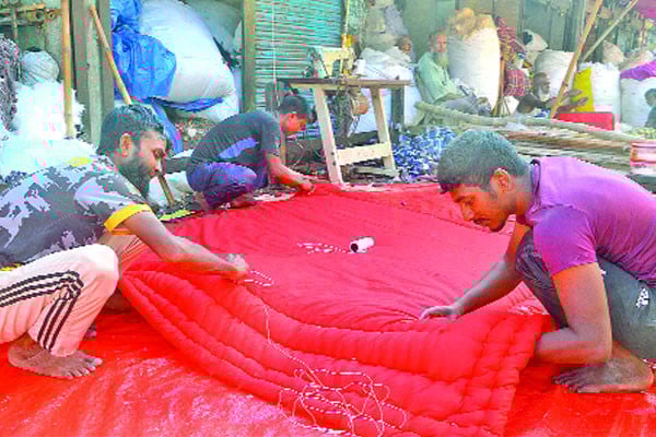 ভিড় বেড়েছে লেপ তোশকের দোকানে