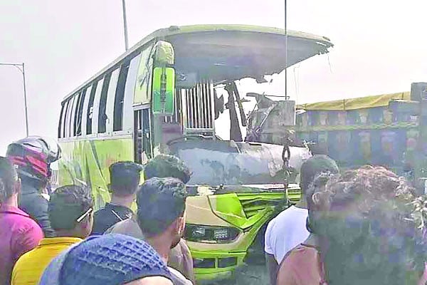 এক্সপ্রেসওয়েতে আবারও বাস-ট্রাক সংঘর্ষ