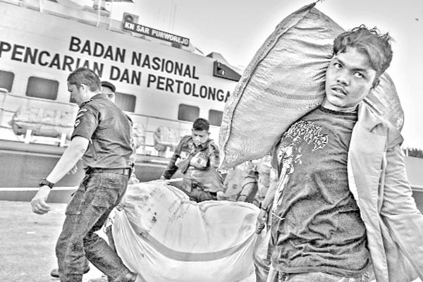 ইন্দোনেশিয়ায় বন্যায় ত্রাণসামগ্রী প্রস্তুত