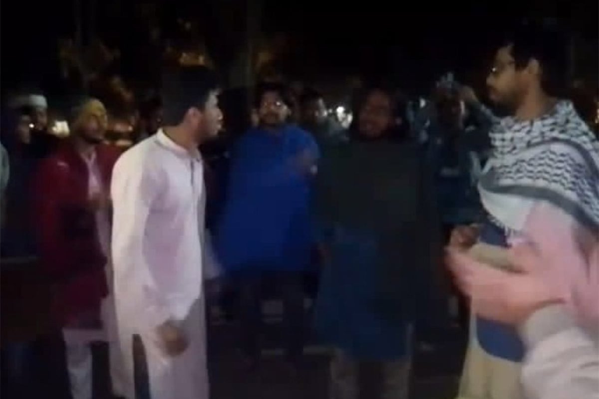 রাবি উপাচার্যের বাসভবনের সামনে আন্দোলন, রেজিস্ট্রারের অপসারণ দাবি