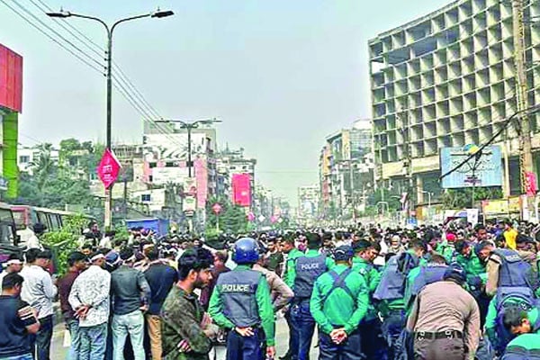 কুড়িলে মোবাইল ব্যবসায়ীদের বিক্ষোভ সড়ক অবরোধ