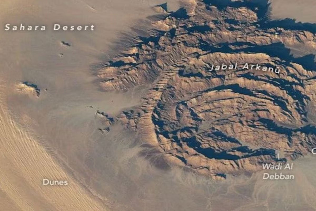 মহাকাশে ধরা পড়ল মরুভূমির পাহাড়ের বিরল ছবি