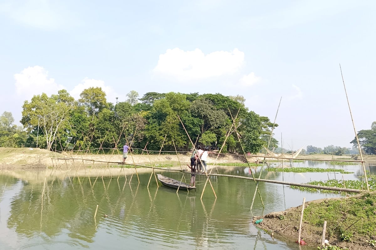 সাঁকো-নৌকায় টিকে থাকা এক গ্রাম!