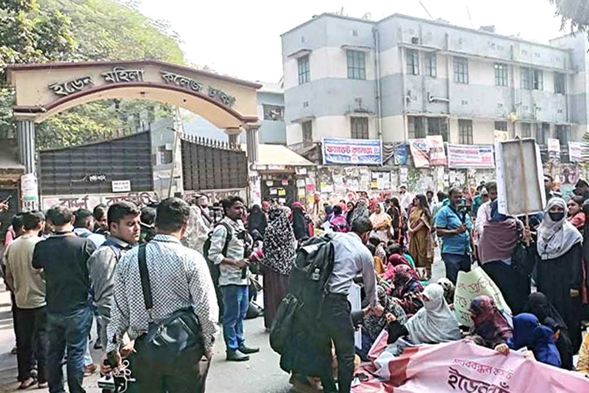 ৫ দফা দাবিতে ইডেন কলেজ শিক্ষার্থীদের সড়ক অবরোধ