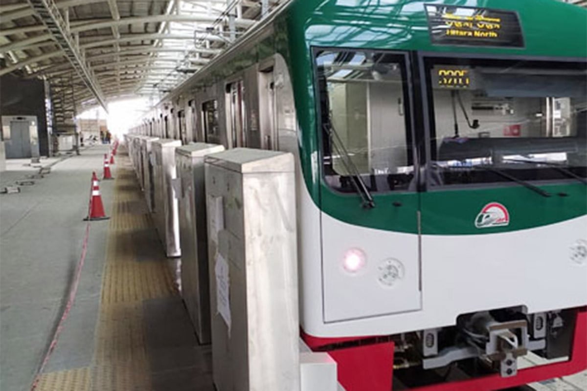 বৈদ্যুতিক তারের ওপর কাপড় পড়ায় মেট্রোরেল চলাচলে বিঘ্ন