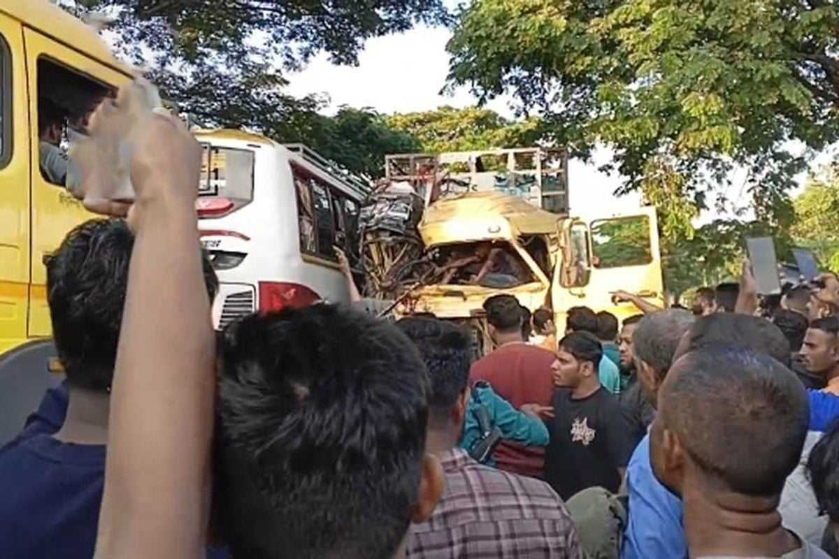 সিলেটে বাস-ট্রাকের মুখোমুখি সংঘর্ষ