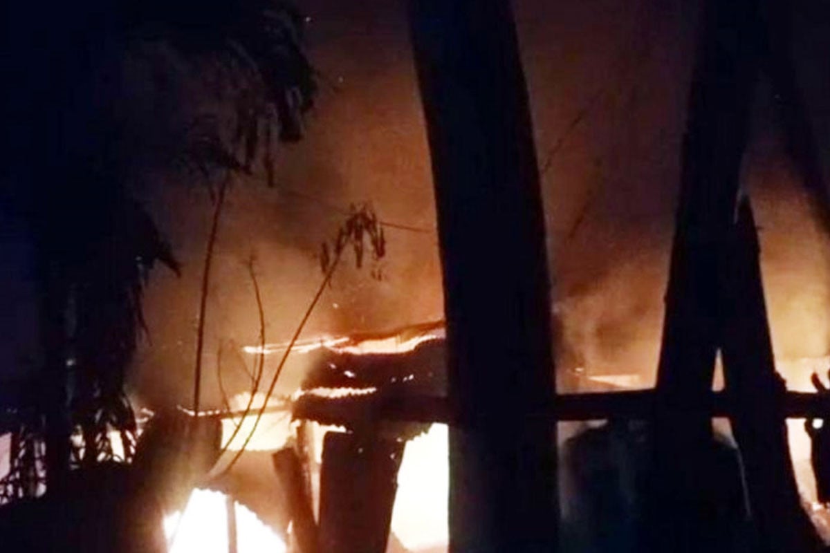 নবাবগঞ্জে আগুনে ১১ বাড়ি পুড়ে ছাই, বৃদ্ধের মৃত্যু