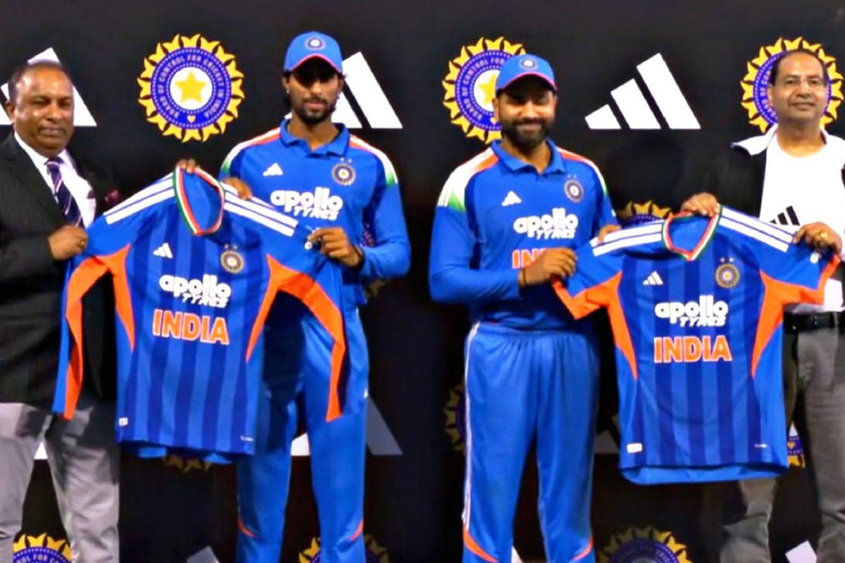 রোহিতের হাতেই উন্মোচিত হলো ভারতের টি-টোয়েন্টি বিশ্বকাপের জার্সি