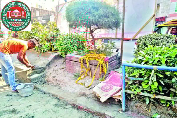 সড়কে ফাটল, ভেঙেছে সড়কদ্বীপ