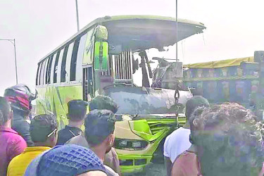 এক্সপ্রেসওয়েতে আবারও বাস-ট্রাক সংঘর্ষ