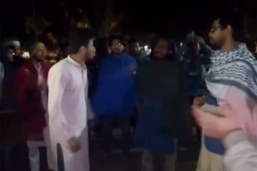 রাবি উপাচার্যের বাসভবনের সামনে আন্দোলন, রেজিস্ট্রারের অপসারণ দাবি