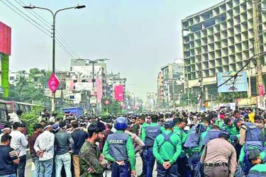 কুড়িলে মোবাইল ব্যবসায়ীদের বিক্ষোভ সড়ক অবরোধ