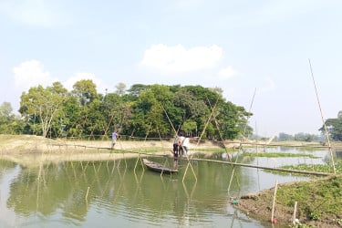 সাঁকো-নৌকায় টিকে থাকা এক গ্রাম!
