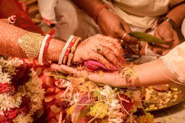 বিয়েতে দামি উপহার দিলেই জরিমানা!