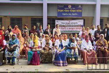 ঠাকুরগাঁওয়ে পরিবার পরিকল্পনা কর্মীদের অবস্থান কর্মসূচি