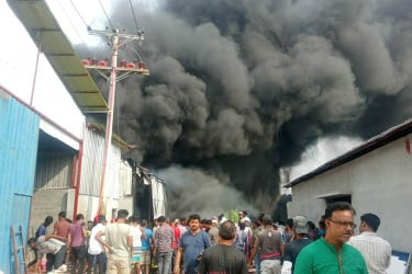 নারায়ণগঞ্জে ককশিট কারখানার গোডাউনে আগুন