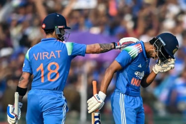 কোহলি-রুতুরাজের সেঞ্চুরিতে ভারতের রানপাহাড়