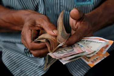 রুপির করুণ দশা, বড় ধাক্কা খাচ্ছে মোদির অর্থনীতি?