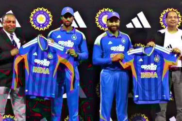 রোহিতের হাতেই উন্মোচিত হলো ভারতের টি-টোয়েন্টি বিশ্বকাপের জার্সি
