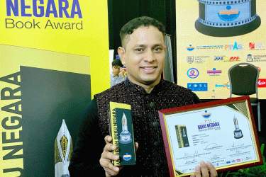 মালয়েশিয়ার ন্যাশনাল বুক অ্যাওয়ার্ড পেলেন জাফর ফিরোজ