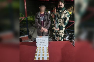 সীমান্তে ৩ কোটি রুপি মূল্যের ২০টি স্বর্ণের বারসহ চোরাকারবারি আটক