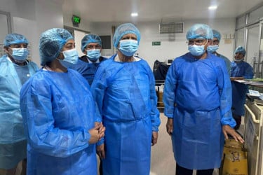 খালেদা জিয়ার স্বাস্থ্যের খোঁজ নিতে হাসপাতালে প্রধান উপদেষ্টা