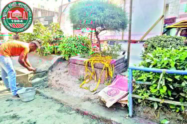 সড়কে ফাটল, ভেঙেছে সড়কদ্বীপ