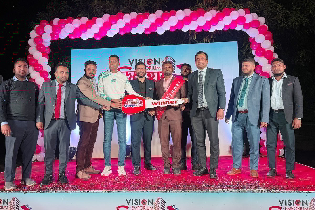 ভিশন এম্পোরিয়াম থেকে পণ্য কিনে ফ্ল্যাট জিতলেন বগুড়ার মহিবুল
