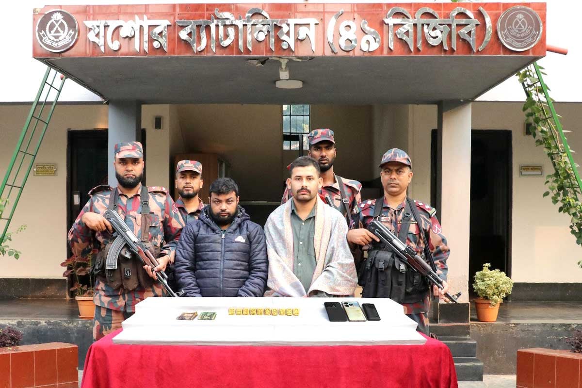 যশোরে কোটি টাকার স্বর্ণের বারসহ দুই পাচারকারী আটক