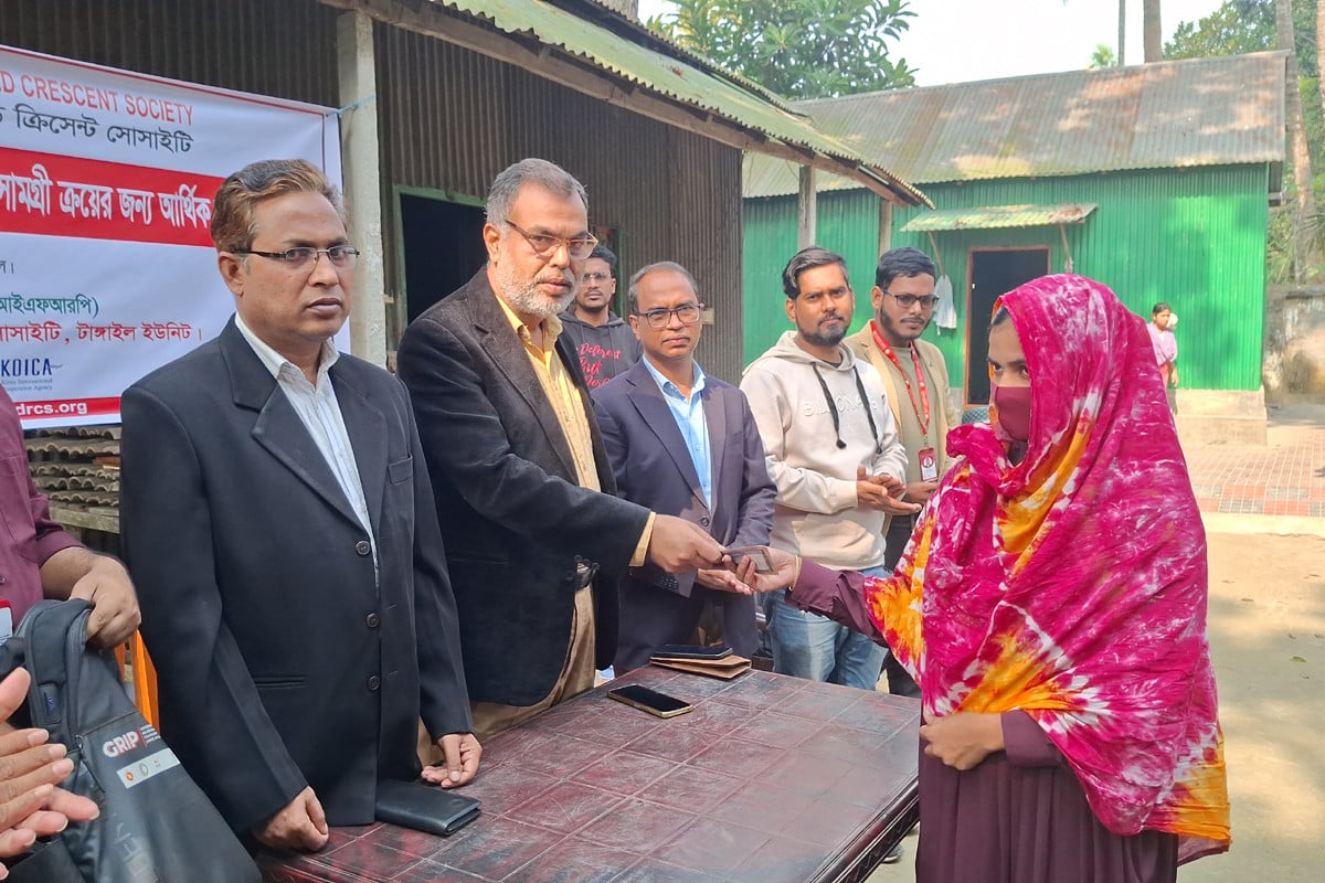 টাঙ্গাইলে গর্ভবতী ও দুগ্ধদানকারী নারীদের রেড ক্রিসেন্টের অর্থ সহায়তা