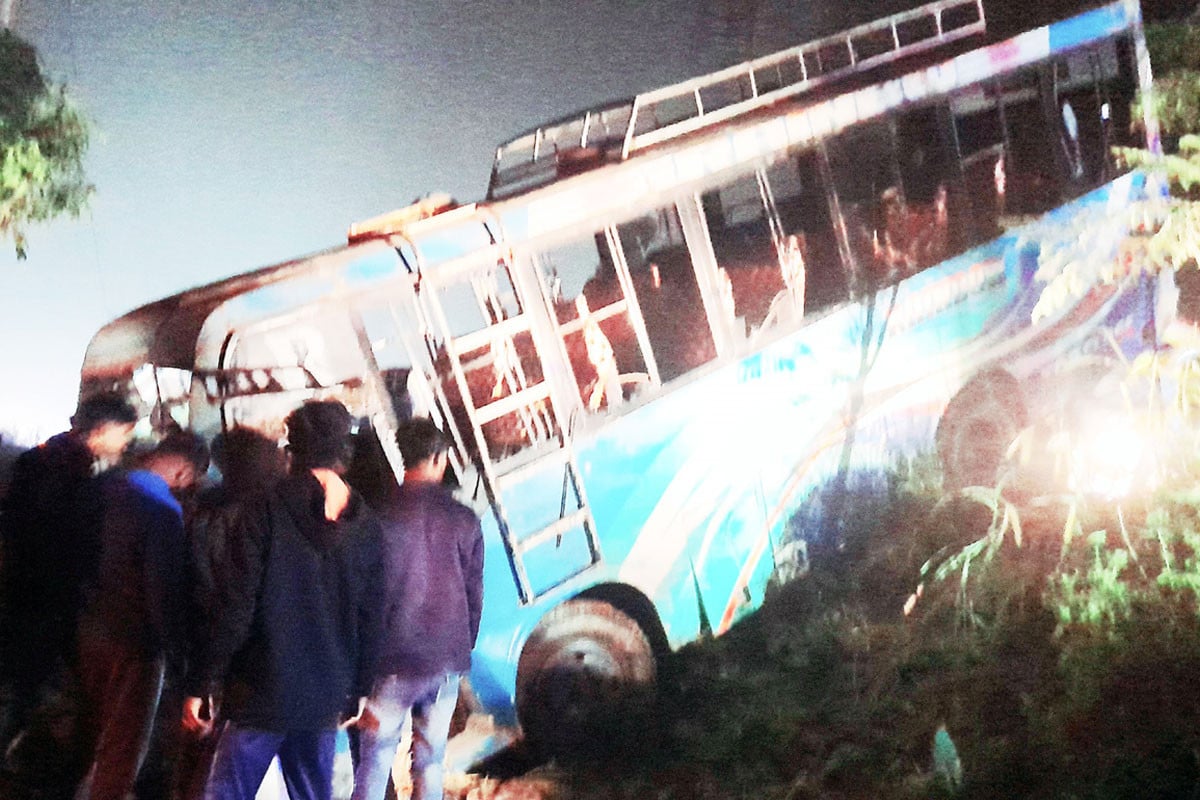 চিরিরবন্দরে বাস-রিকশাভ্যান মুখোমুখি সংঘর্ষ, নিহত ২