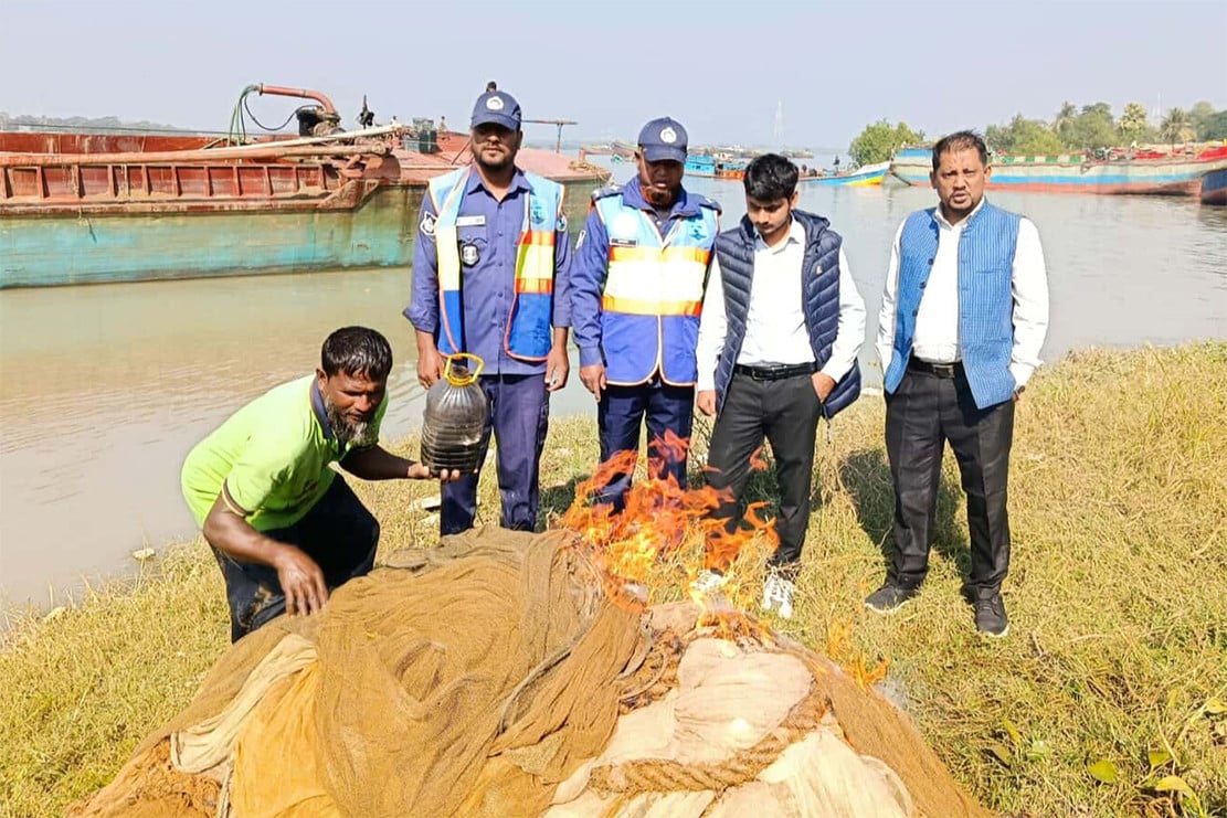 কর্ণফুলী নদী থেকে নিষিদ্ধ জাল জব্দ