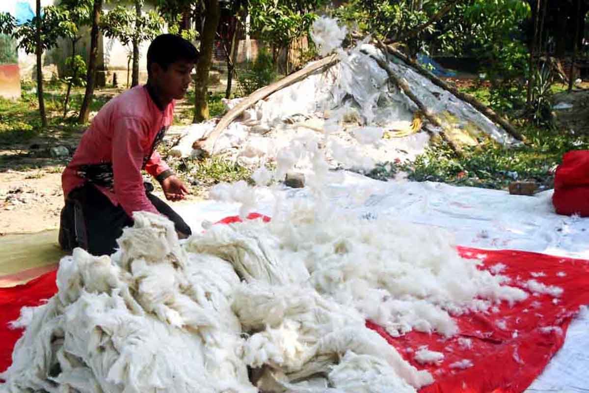 শীতের শুরুতে দিনাজপুরে ব্যস্ত লেপ-কাঁথা-তোষক তৈরির কারিগররা