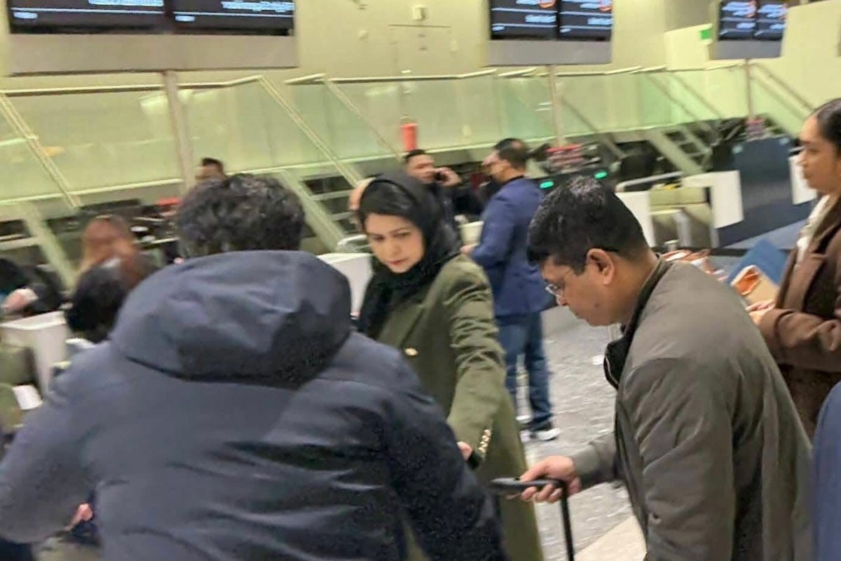 লন্ডন থেকে ঢাকার পথে জুবাইদা রহমান