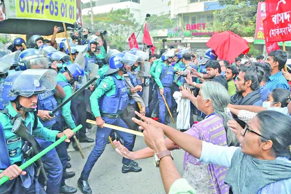 বাম জোটের যমুনা ঘেরাও কর্মসূচিতে পুলিশের লাঠিচার্জ